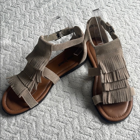 Minnetonka Fringe Suede Sandals - Tan Size 9 NWOT - Picture 2 of 8